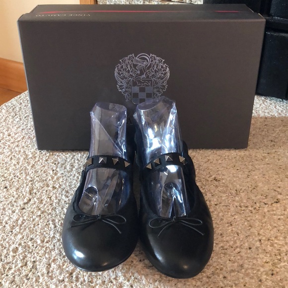 Adorable Vincent Camuto Black Flat with Stud Strap - Picture 3 of 5